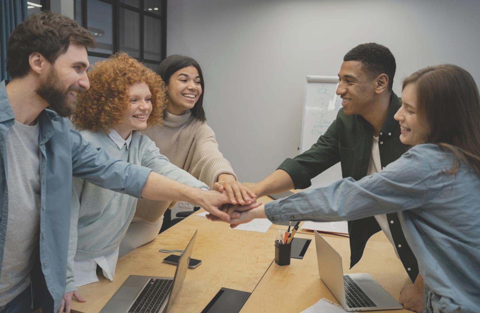 Profesionales analizando datos financieros en una reunión de trabajo